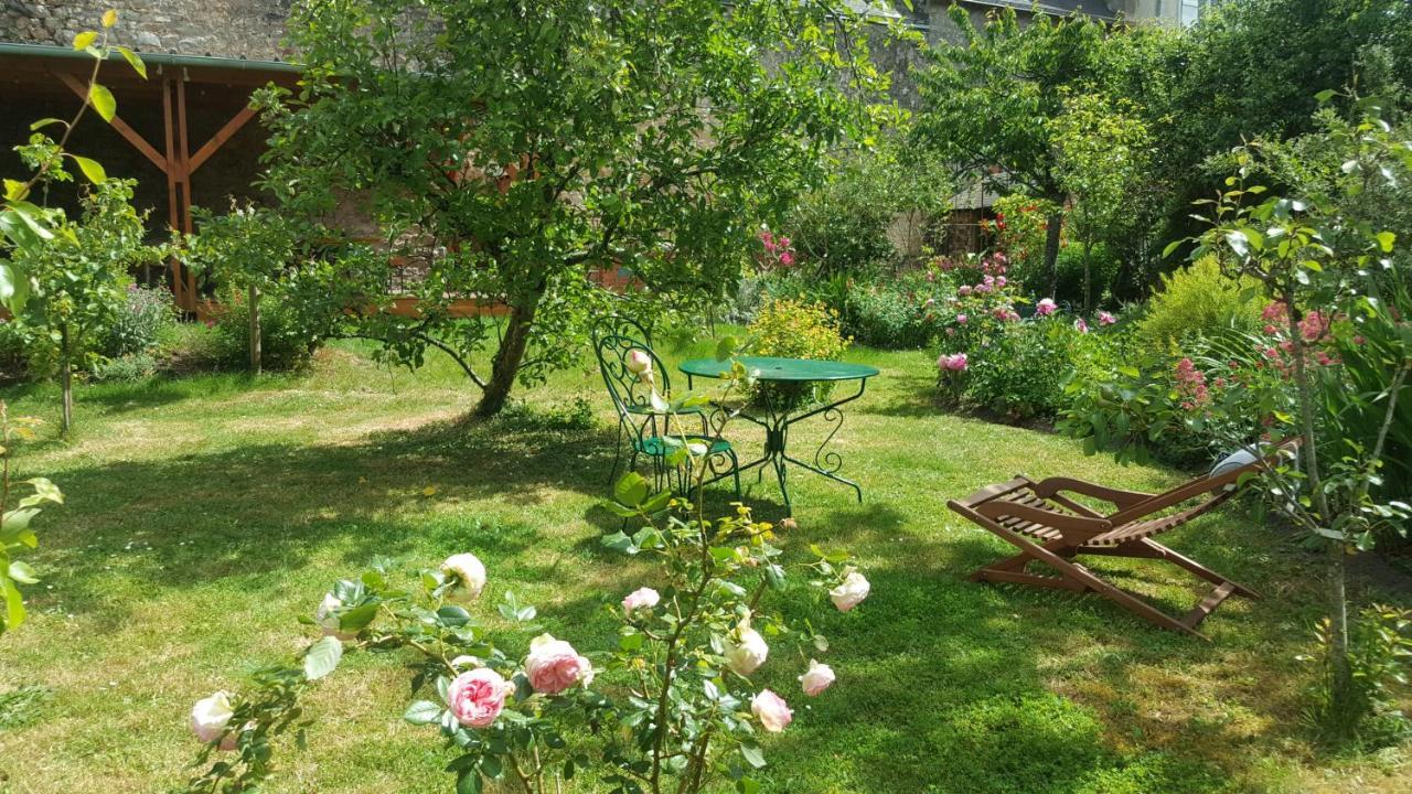 Les Hirondelles Hotell Sainte-Suzanne  Exteriör bild